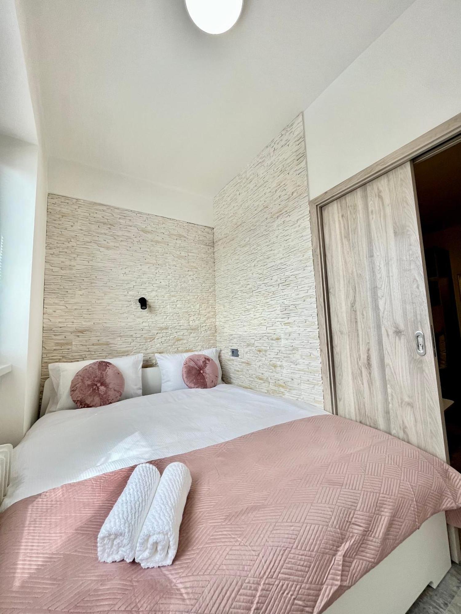 Stylish Apartment In The Center On Sokolska Street Prague Exterior photo